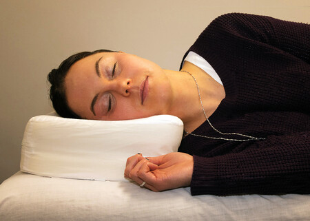 A woman sleeping on a Therapeutica Custom Orthopedic Pillow.